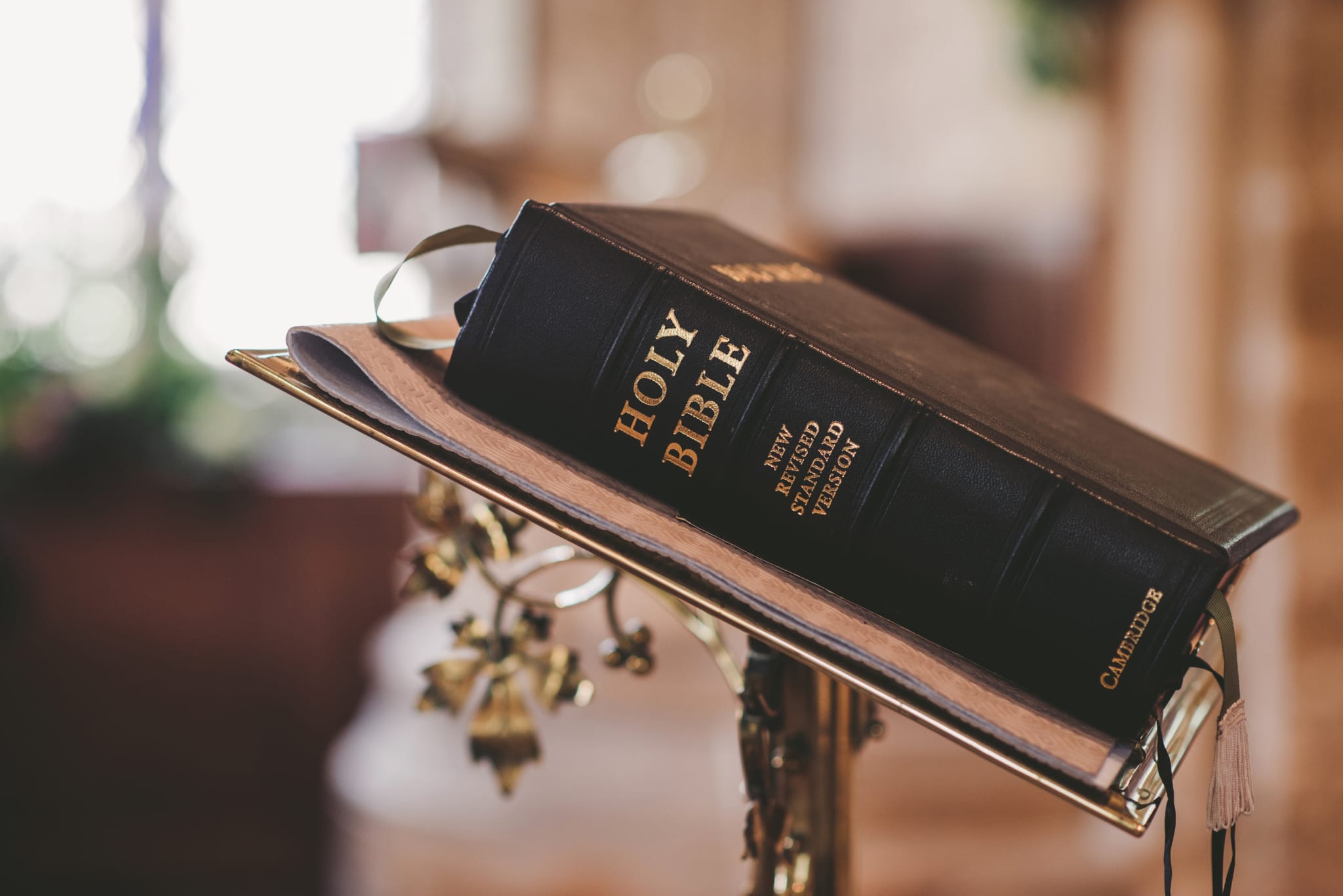 Fotografie de la Pixabay: https://www.pexels.com/ro-ro/fotografie/biblie-biserica-carte-sfanta-concentrare-372326/